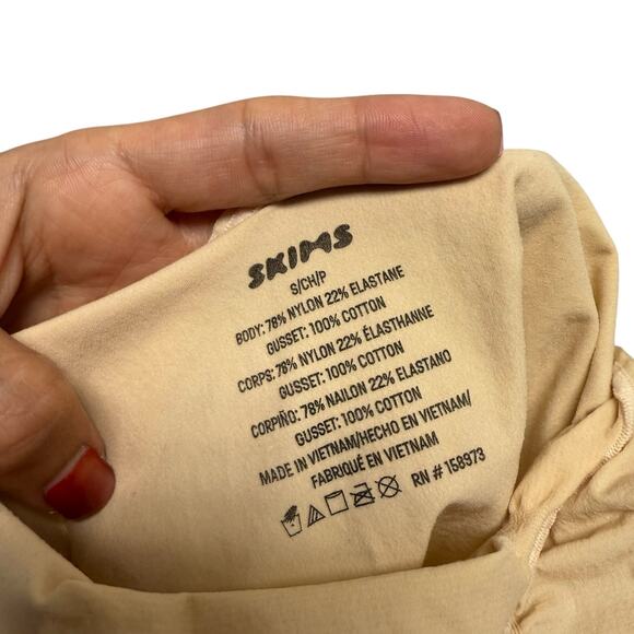 NWT SKIMS Everyday Sculpt Thong Bodysuit Sand Size Small - Picture 8 of 8